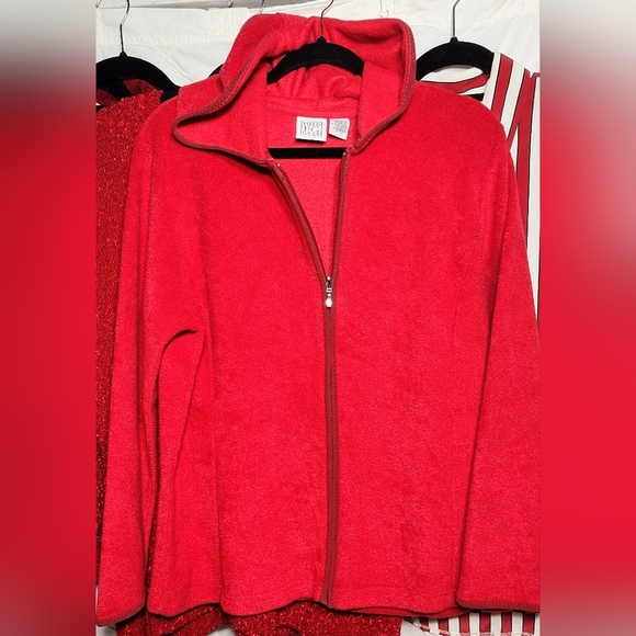 Bundle Of Reds ♥️ 5 Pieces All Same Similar Fit With 22-23" Pit To Pit (L-XL) - Picture 12 of 12